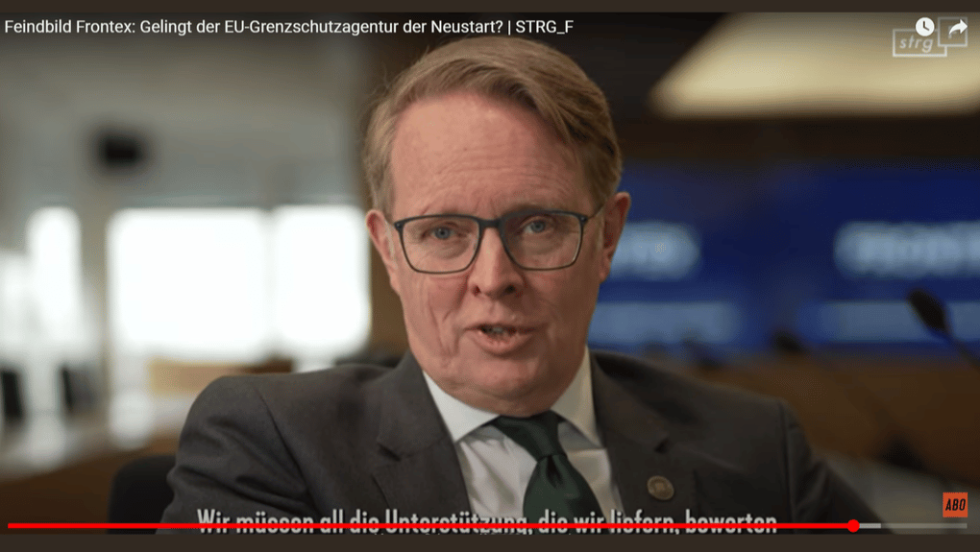 O εκτελεστικός διευθυντής της Frontex, Xανς Λάιτενς, στα κεντρικά γραφεία του οργανισμού στη Βαρσοβία, λέει στην κάμερα του ARD ότι έχει ζητήσει από τις ελληνικές αρχές να σταματήσουν τις επαναπροωθήσεις